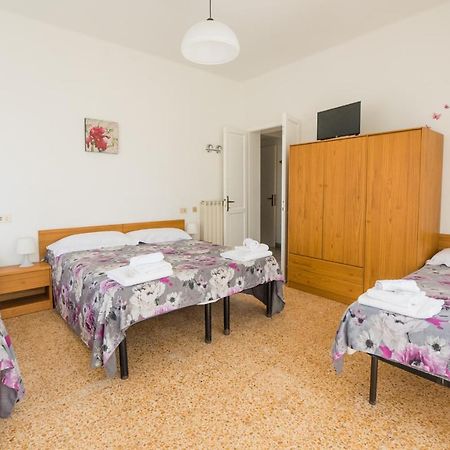 Casa Violetta Bed & Breakfast Марина-ді-Масса Екстер'єр фото