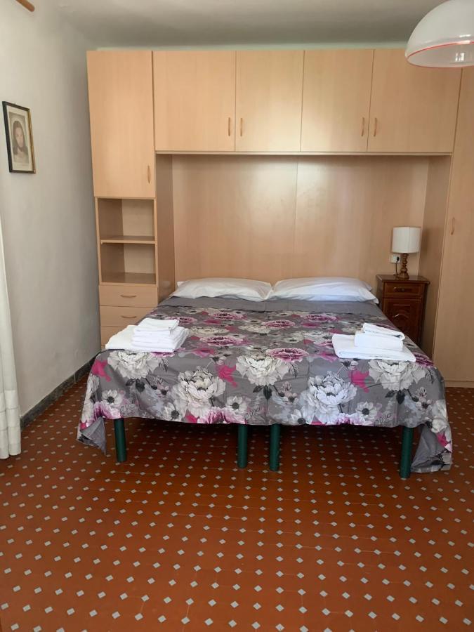 Casa Violetta Bed & Breakfast Марина-ді-Масса Екстер'єр фото