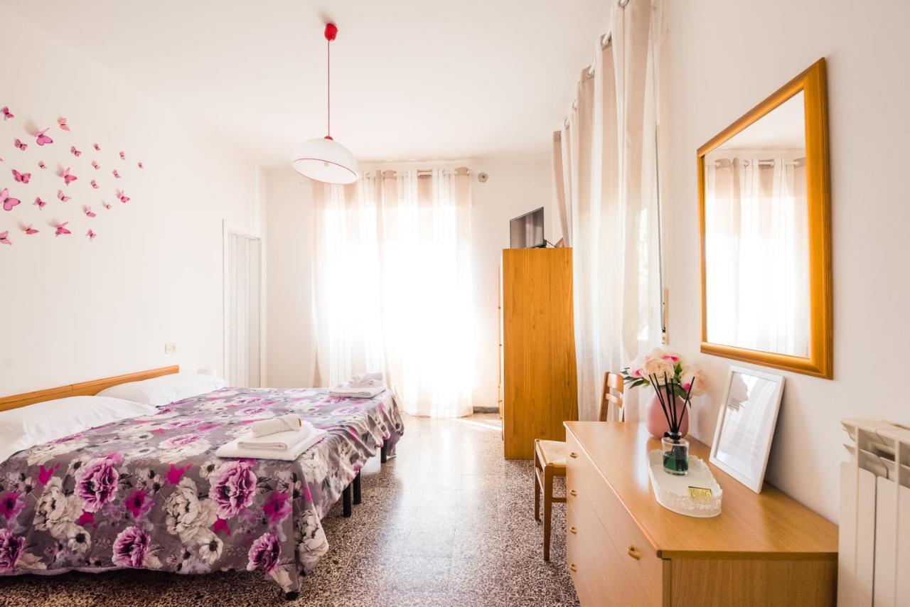 Casa Violetta Bed & Breakfast Марина-ді-Масса Екстер'єр фото