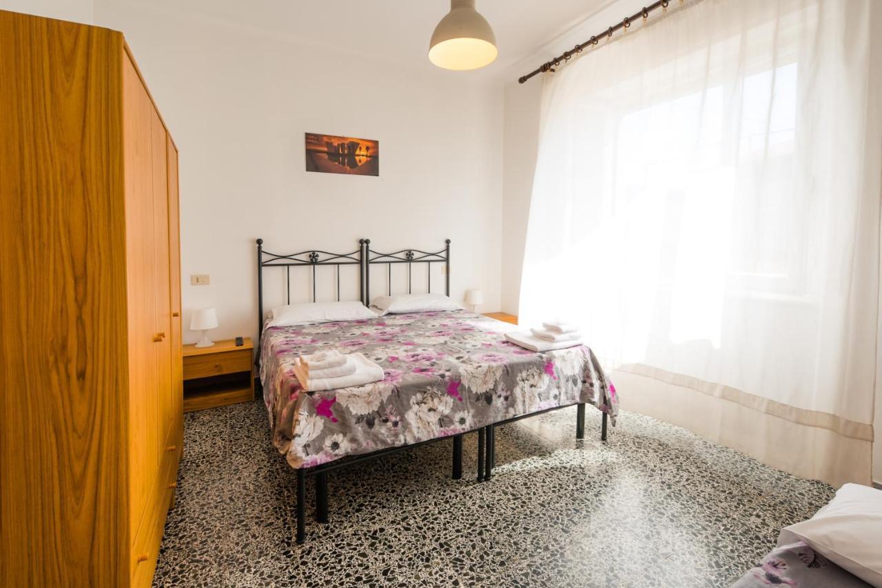 Casa Violetta Bed & Breakfast Марина-ді-Масса Екстер'єр фото