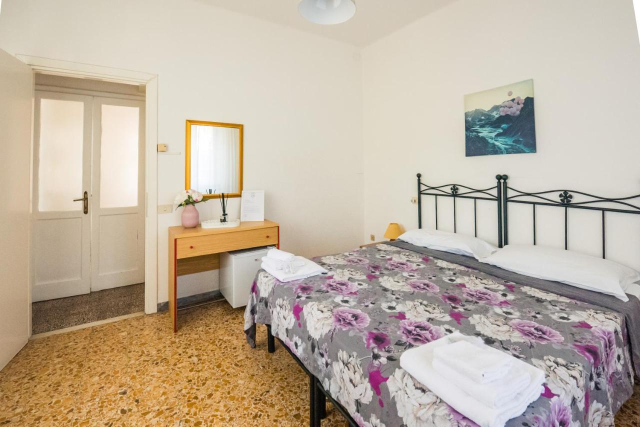 Casa Violetta Bed & Breakfast Марина-ді-Масса Екстер'єр фото
