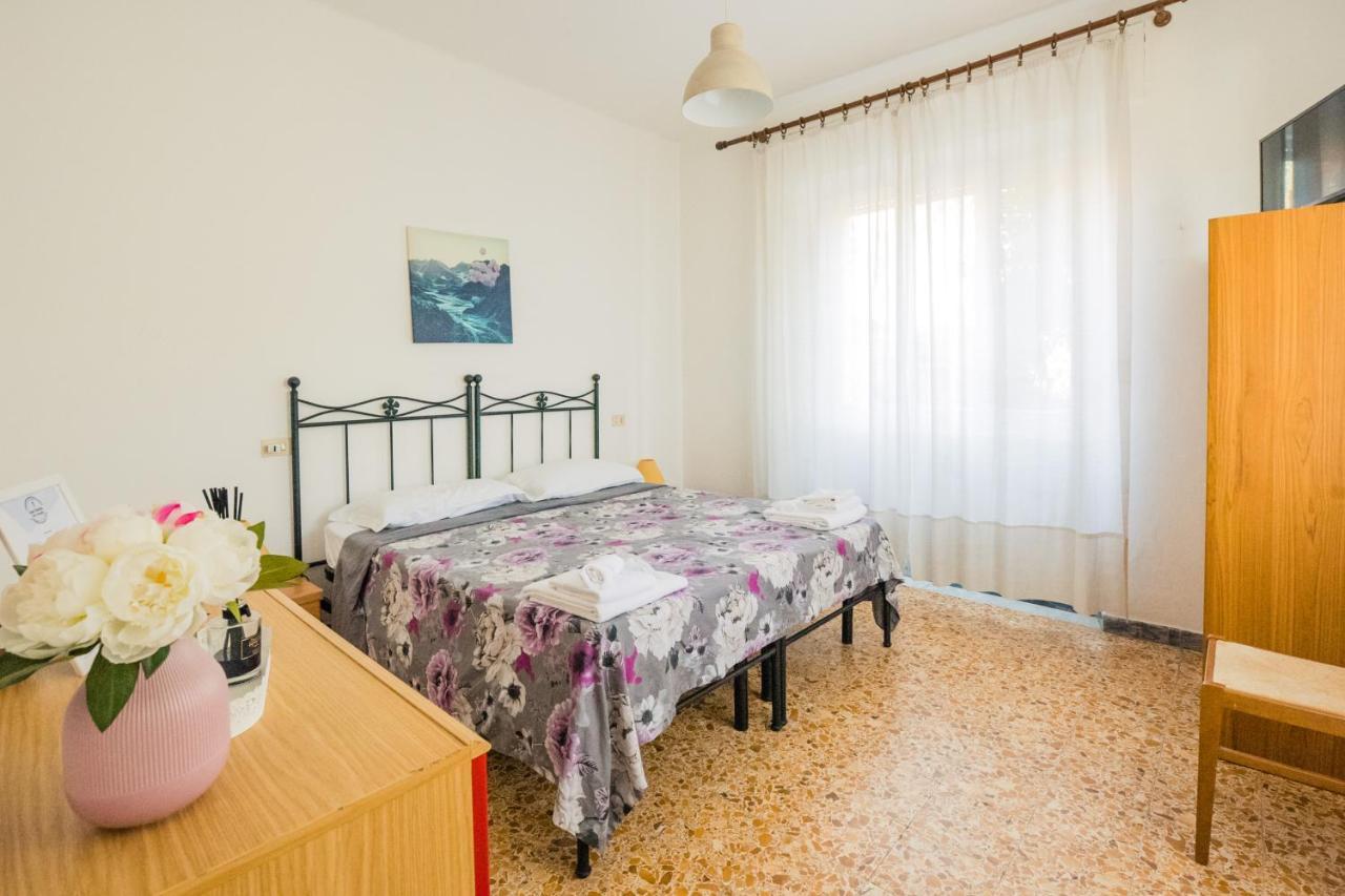Casa Violetta Bed & Breakfast Марина-ді-Масса Екстер'єр фото