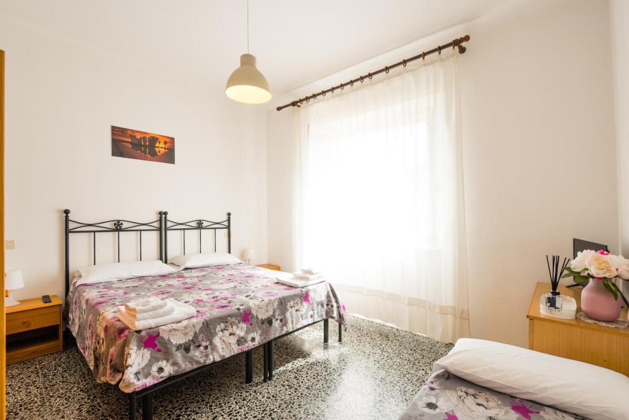 Casa Violetta Bed & Breakfast Марина-ді-Масса Екстер'єр фото