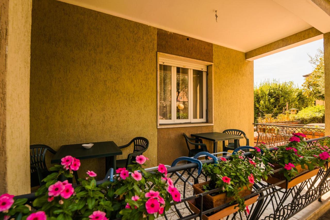 Casa Violetta Bed & Breakfast Марина-ді-Масса Екстер'єр фото
